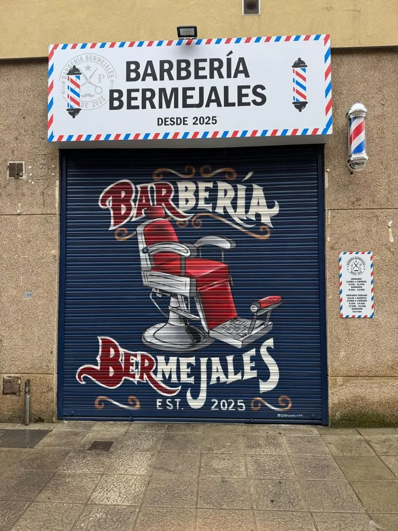 Persiana pintada a mano con un sillón de barbero rojo, Barbería Bermejales